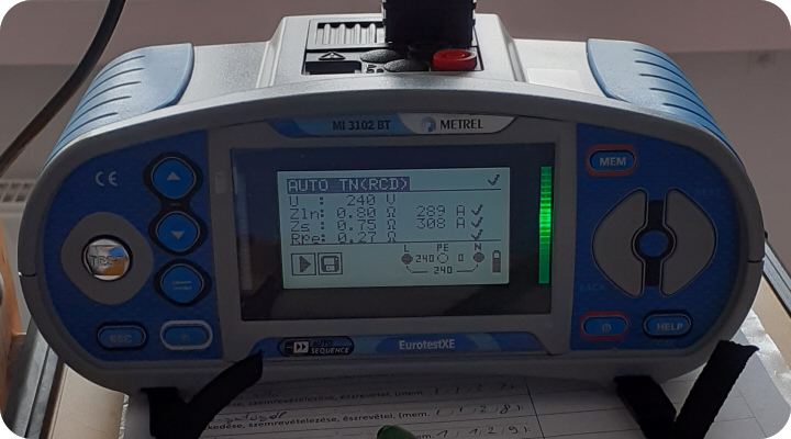 Fényképek felülvizsgálat közben