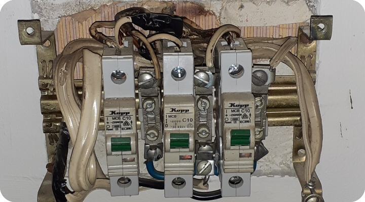 A biztosítótábla cseréje, felújítása