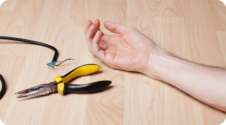 Teendők áramütés esetén