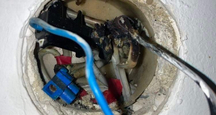 A túlterheléstől megégett kötés, szerencsére nem lett lakástűz belőle.