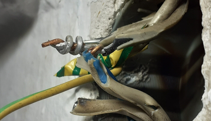 Összetekert alumínium- és rézvezetékek, a baleset garantált!