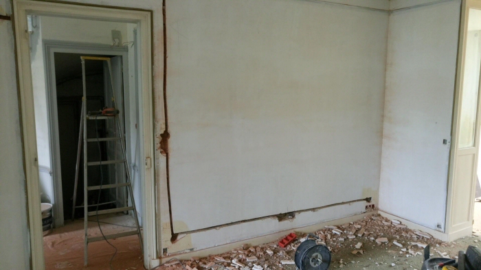 Új szerelvények helyének kialakítása, és az őket összekötő védőcsövek hornyai.