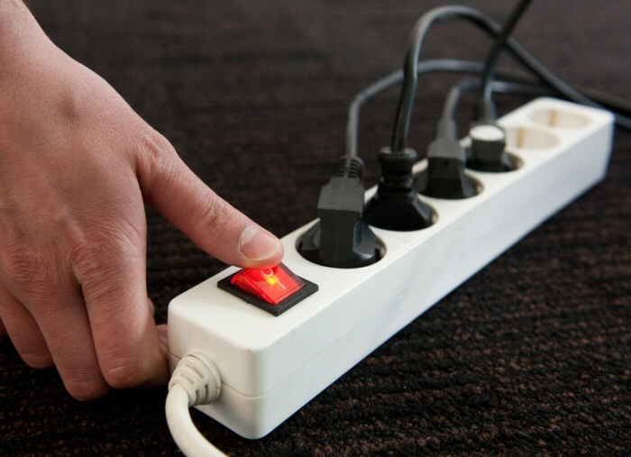 Ideális választás lehet egy jó minőségű kapcsolós hosszabbító, amivel a házimozi rendszer, mikrosütő, vagy a számítógép és perifériái könnyedén áramtalaníthatóak.